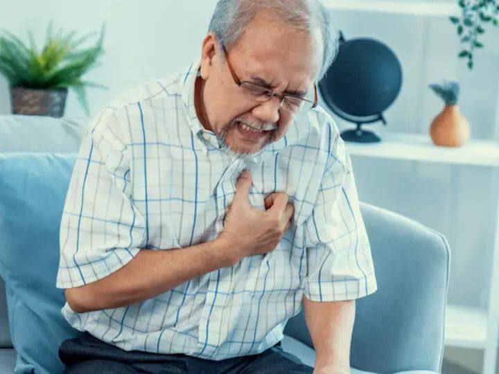 हार्ट अटैक की समस्या से बचने के लिए वक्त-वक्त पर चेकअप कराते रहें. क्योंकि कब आपको दिल की बीमारी हो जायेगी, आपको इसका अंदाजा भी नहीं होगा. इसलिए हमेशा कोलेस्ट्रोल और बीपी की जांच कराएं.