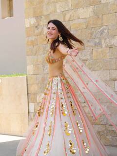 Radhika Madan Photos : राधिका मदानचा देसी लुक होतोय व्हायरल ; पाहा फोटो