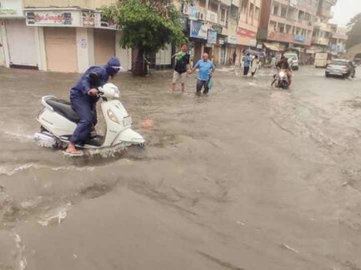 Weather Today update heavy rainfall in gujarat assam delhi up temperature increase jharkhand Weather Today update: दिल्ली, यूपी महाराष्ट्र समेत इन राज्यों में जमकर बरसेंगे बादल, झारखंड में बढ़ने लगा पारा, जानें मौसम का नया अपडेट