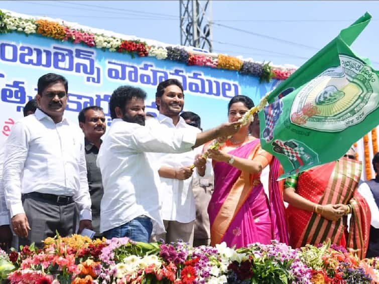 AP CM Jagan Launched 146 New Ambulances in Thadepalli Camp Office AP CM Jagan: జెండా ఊపి 108 అంబులెన్సులను ప్రారంభించిన సీఎం జగన్, అందుబాలోకి 146 వాహనాలు