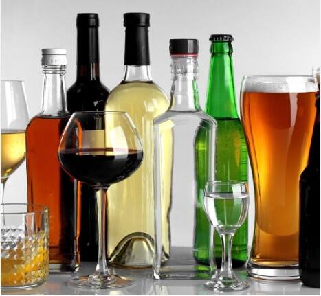 ਰਿਪੋਰਟ ਕੀ ਕਹਿੰਦੀ ਹੈ? : ਦਿੱਲੀ ਸਰਕਾਰ ਦੀ ਤਰਫੋਂ ਆਬਕਾਰੀ ਵਿਭਾਗ ਯਾਨੀ ਕਿ ਆਬਕਾਰੀ ਵਿਭਾਗ ਨੇ 2023-2024 ਦੀ ਪਹਿਲੀ ਤਿਮਾਹੀ ਦੀ ਰਿਪੋਰਟ ਜਾਰੀ ਕੀਤੀ ਹੈ। ਇਸ ਰਿਪੋਰਟ ਮੁਤਾਬਕ ਸ਼ਰਾਬ 'ਤੇ ਲਗਾਏ ਗਏ ਟੈਕਸ ਅਤੇ ਵੈਟ ਤੋਂ ਸਰਕਾਰ ਨੂੰ ਕਰੀਬ 1700 ਕਰੋੜ ਰੁਪਏ ਦੀ ਕਮਾਈ ਹੋਈ ਹੈ। 2022-2023 ਦੀ ਗੱਲ ਕਰੀਏ ਤਾਂ ਸਰਕਾਰੀ ਅੰਕੜਿਆਂ ਅਨੁਸਾਰ ਦਿੱਲੀ ਸਰਕਾਰ ਨੇ 62 ਕਰੋੜ ਰੁਪਏ ਦੀ ਸ਼ਰਾਬ ਵੇਚ ਕੇ ਅਤੇ ਇਸ 'ਤੇ ਟੈਕਸ ਅਤੇ ਵੈਟ ਲਗਾ ਕੇ 6821 ਕਰੋੜ ਰੁਪਏ ਕਮਾਏ। ਜਦੋਂ ਕਿ 2021-2022 ਵਿੱਚ ਦਿੱਲੀ ਸਰਕਾਰ ਨੇ 6762 ਕਰੋੜ ਰੁਪਏ ਕਮਾਏ ਸਨ।