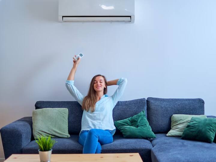 इस मौसम में कभी बारिश तो कभी धूप की वजह से चिपचिपी गर्मी पड़ती है, जिससे छुटकारा पाने के लिए लोग एयर कंडीशनर यानी AC का इस्तेमाल करते हैं.