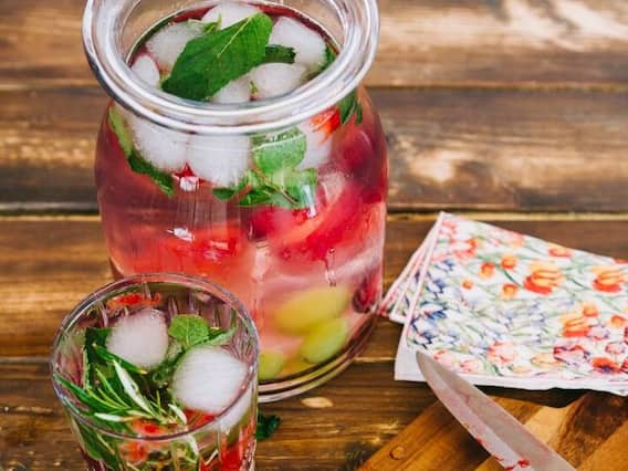 Strawberry Lime Punch: गर्मी हो या बरसात पूरे दिन रहना है हाइड्रेट तो ट्राई करें स्ट्रॉबेरी लाइम पंच कॉकटेल