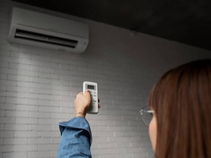 इस मौसम में कभी बारिश तो कभी धूप होती है, जिसकी वजह से चिपचिपाहट वाली गर्मी देखने को मिलती है. इस उमस भरी गर्मी से छुटकारा पाने के लिए लोग एयर कंडीशनर यानी AC का इस्तेमाल करते हैं.