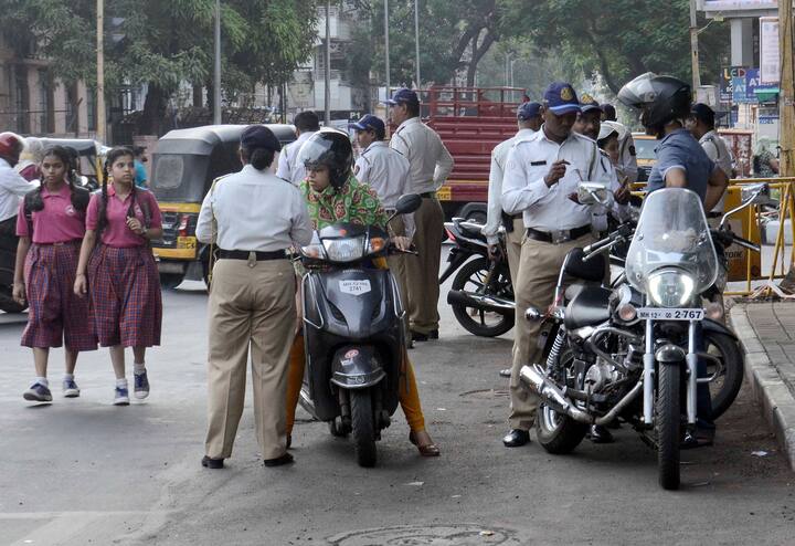 ट्रॅफिक पोलिसांचा हेड कॉन्स्टेबल तुमच्याकडून केवळ 100 रुपयांचा दंड वसूल करू शकतो. त्याहून अधिक दंड फक्त वाहतूक अधिकारी (एएसआय किंवा एसआय) लाऊ शकतात. केवळ ASI किंवा SI 100 रुपयांपेक्षा जास्त रकमेचे चलान कापू शकतात.