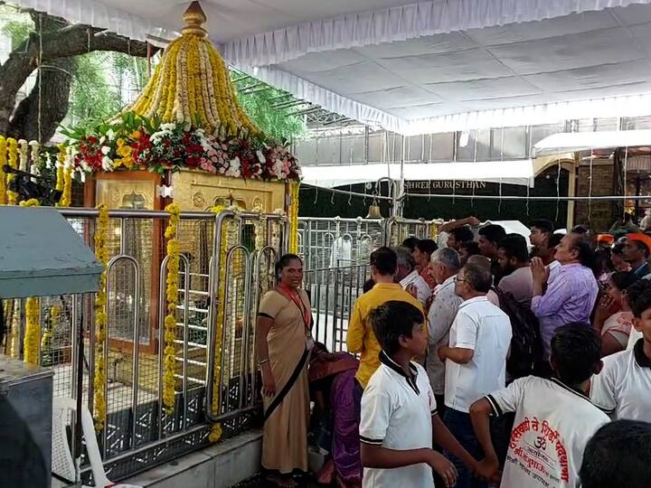 यावेळी श्रींची प्रतिमा, पोथी आणि विणाची मिरवणूक काढण्यात आली.