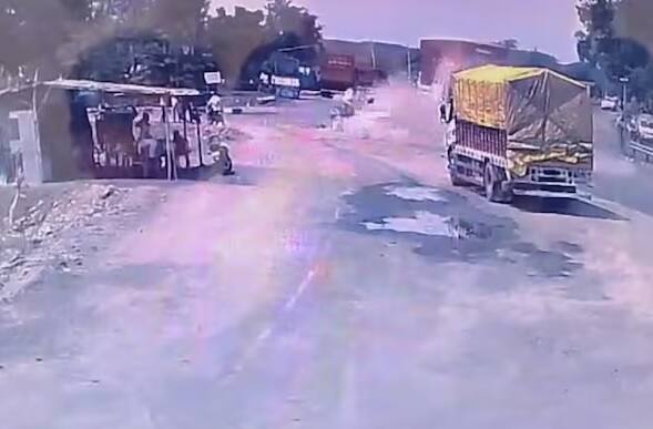 Maharashtra : 10 People Killed as Truck hits Multiple Vehicles Crashes into Dhaba in Maharashtra Maharashtra : ઢાબામાં જમી રહેલા લોકો માટે મોત બનીને આવી ટ્રક, 10ને કચડી માર્યા