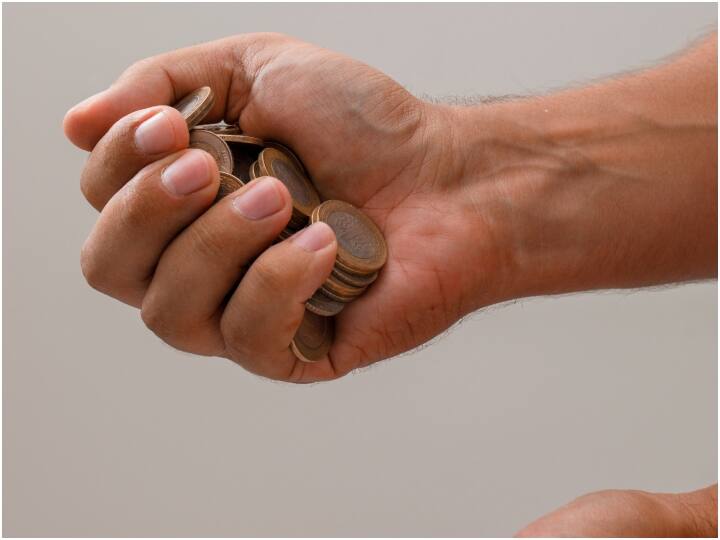 अगर बाहर वाले पीले हिस्से की बात करें तो ये एल्युमिनियम ब्रांज का होता है. इसमें कई तरह के मैटिरियल मिले होते हैं, जिसके बाद ये कलर बनता है.