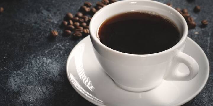 रिकाम्या पोटी चहा किंवा कॉफी प्यायल्याने तुम्ही अनेक आजारांना निमंत्रण देऊ शकता. कॉफी पिणं शरीरासाठी चांगलं असतं, परंतु रिकाम्या पोटी कॉफी पिणं हे शरीरासाठी तितकंच धोकादायक असतं.