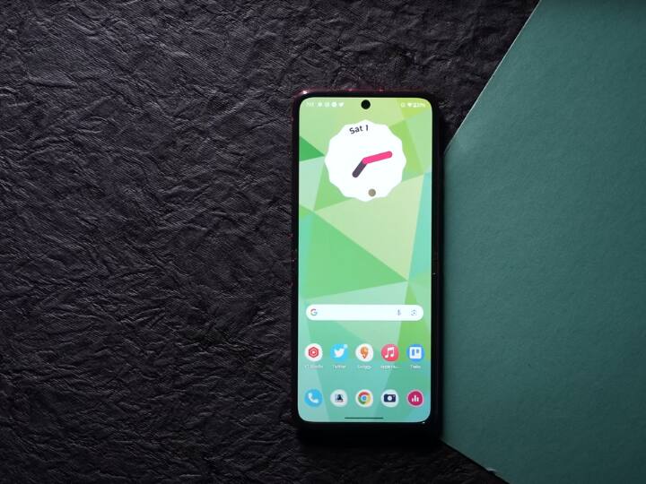 बैटरी: मोटोरोला के फोन में 3700 एमएएच की बैटरी 30 वॉट के फास्ट चार्जिंग के साथ मिलती है. सैमसंग के फोन में भी 3700 एमएएच की ही बैटरी मिलती है. यानि बैटरी के लिहाज से दोनों फोन एक से हैं.