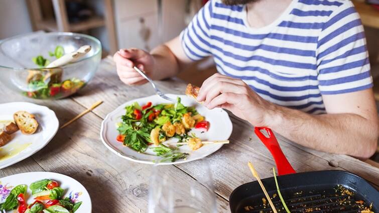 Do not do these 3 things even by mistake after eating, otherwise you will  have to suffer the serious consequences | સાવધાન! જમ્યા બાદ ભૂલથી પણ ના કરો  આ 3 કામ, નહિ