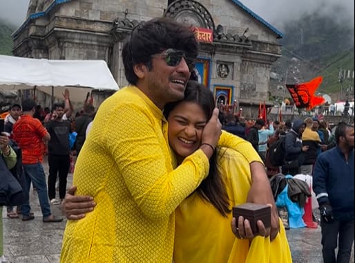 kedarnath dham woman in yellow saree propose boyfriend social media viral video Viral Video: केदारनाथ मंदिरासमोर मुलीने केलं बॉयफ्रेंडला प्रपोज! सोशल मीडियावर व्हिडीओ व्हायरल; नेटकऱ्यांमधून संतप्त प्रतिक्रिया