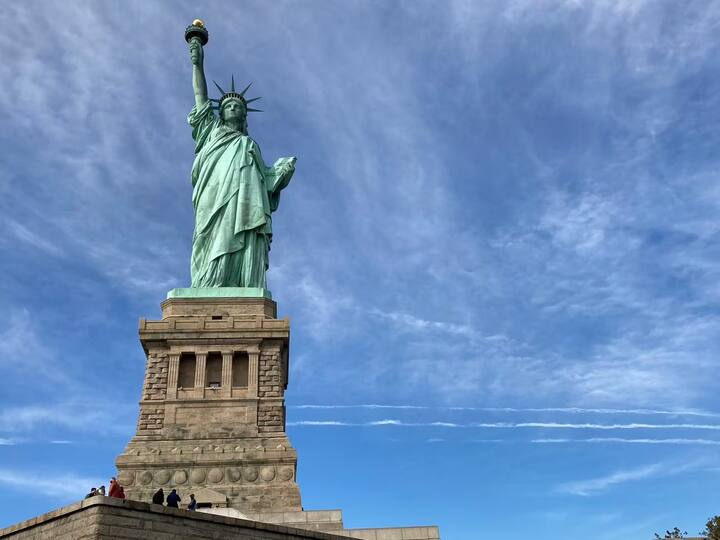 4 जुलै 1776 या दिवशी फ्रान्सने अमेरिकेला स्टॅच्यू ऑफ लिबर्टी भेट दिला होता. अमेरिकेच्या न्यूयॉर्क बंदरात स्थित 'द स्टॅच्यू ऑफ लिबर्टी' हे स्वातंत्र्य आणि मैत्रीचं प्रतिक आहे.