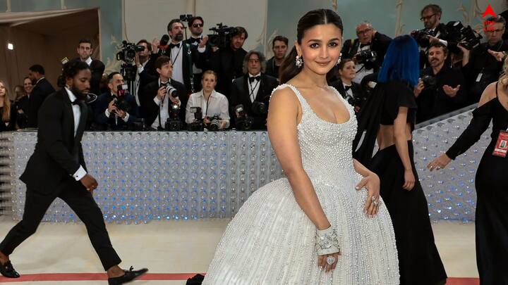 অন্যদিকে সামনেই রাজ্যে ভোট। যা নিয়ে উত্তাল রাজ্য-রাজনীতি।  আর এমনই এক পরিস্থিতিতে ট্রেলারে আলিয়া ভট্টের মুখে 'খেলা হবে' সংলাপটি ব্যবহার করা হয়েছে।