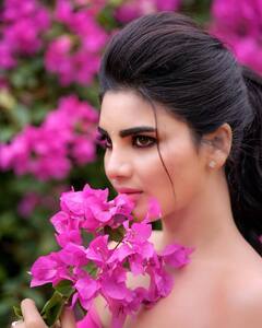 పింక్ డ్రెస్ లో వర్ష అందాలు - చూస్తే ఎవరైనా ఫిదా అవ్వాల్సిందే!