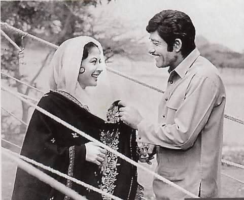 इतना ही नहीं बॉलीवुड शादी डॉट कॉम की रिपोर्ट के मुताबिक जब दोनों इस फिल्म की शूटिंग कर रहे थे तो राजकुमार मीना को देखकर अपने डायलॉग तक भूल जाया करते थे.