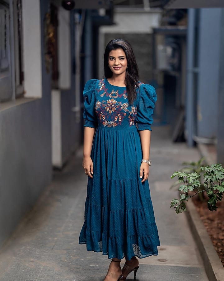 తాజాగా ఈ ముద్దుగుమ్మ పోస్టు చేసిన చీర ఫోటోలు వైరల్ అవుతున్నాయి. Photo Credit : Aishwarya Rajesh/Instagram
