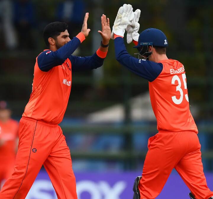 ஒரு முனையில் அயான் கான் போராடிக் கொண்டிருக்க மற்றவர்கள் சொற்ப ரன்களுக்கு ஆட்டமிழந்தனர். 44 ஓவர் முடிவில் 7 விக்கெட்டை மட்டுமே ஓமன் இழந்திருந்தபோது வெளிச்சம் இல்லாததால் ஆட்டம் நிறுத்தப்பட்டு டி.எல்.எஸ் முறைப்படி நெதர்லாந்து வெற்றி பெற்றதாக அறிவிக்கப்பட்டது.