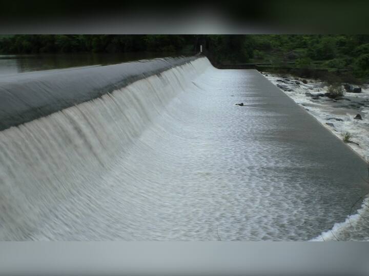 जिल्ह्यात सुरु असलेल्या मुसळधार पावसामुळे मांडखोल धरण पूर्ण क्षमतेने भरलं आहे.