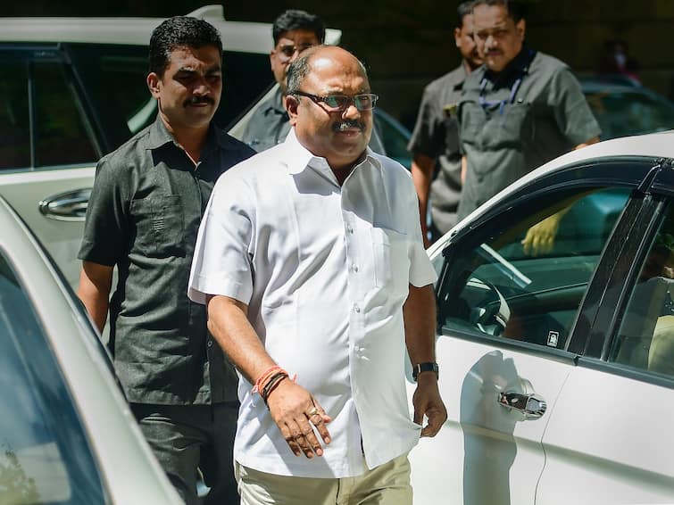 Shiv Sena Thackeray faction leader MLC Anil Parab and others got Anticipatory bail from mumbai sessions court in Vakola BMC engineer assault case Shiv Sena Anil Parab: BMC अभियंता मारहाण प्रकरण: अनिल परब यांच्यासह इतर सहा जणांना अटकपूर्व जामीन मंजूर