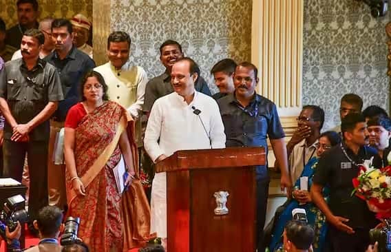 રવિવારે અજિત પવારે NCP સામે બળવો કર્યો અને મહારાષ્ટ્રના નાયબ મુખ્યમંત્રી તરીકે શપથ લીધા.