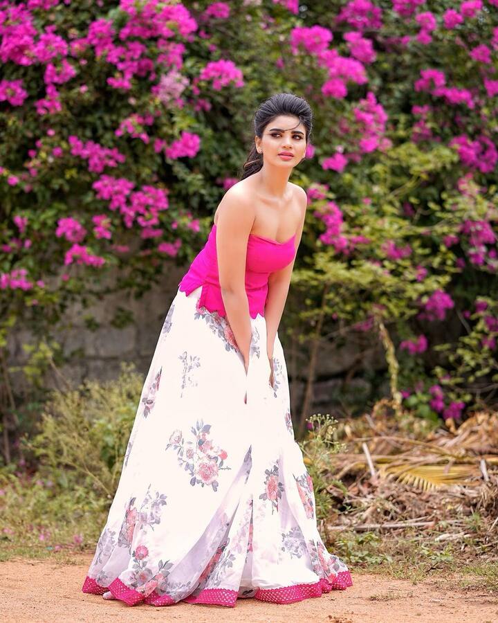 జబర్దస్త్ వర్ష లేటెస్ట్ ఫోటోలను ఇక్కడ చూడండి.