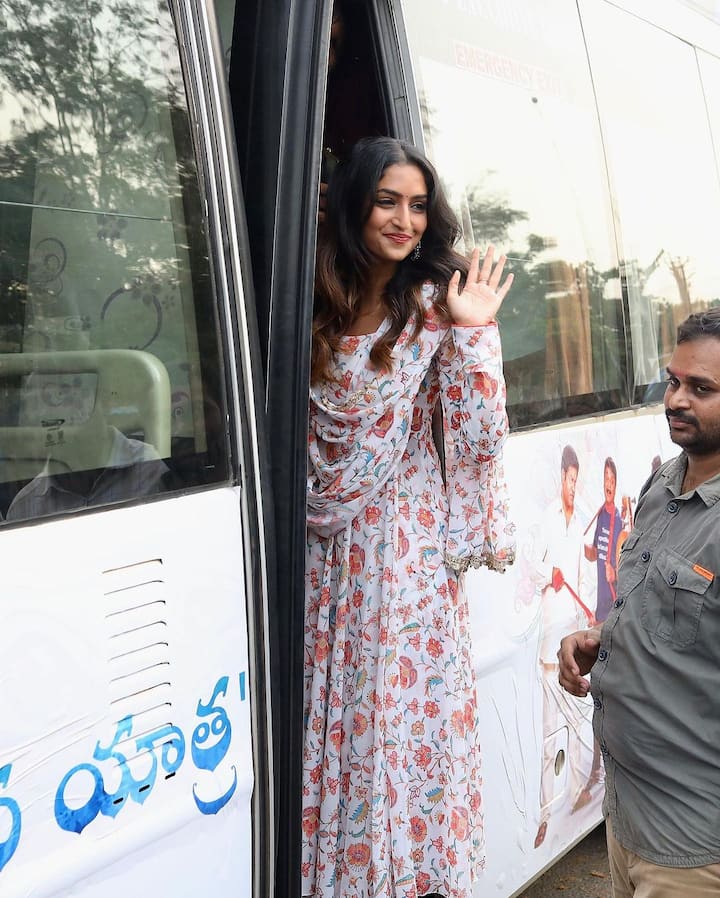 మలయాళ బ్యూటీ రెబా మోనికా జాన్ హీరోయిన్ గా నటించింది.