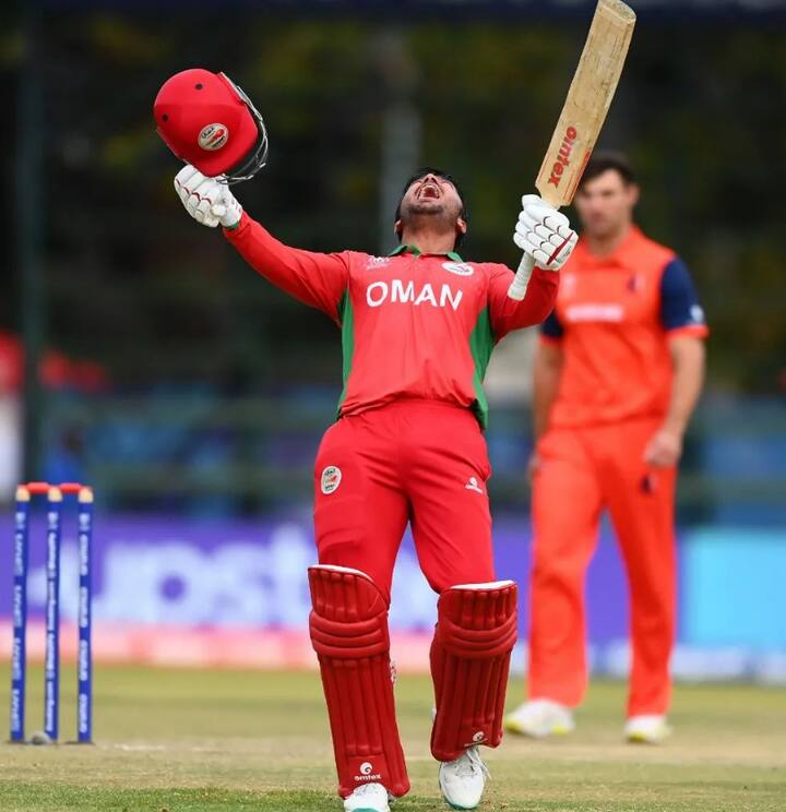 363 ரன்கள் எடுத்தால் வெற்றி என்ற இமாலய இலக்குடன் களமிறங்கிய ஓமன் சிறப்பாக தொடங்கியது. தொடக்க ஆட்டக்காரர்கள் ஓரளவு பங்களிப்பை கொடுத்து ஆட்டமிழக்க பின்னர் வந்த அயான் கான் நிதானமாக ஆடி அணிக்கு ரன்களை சேர்த்தார்.