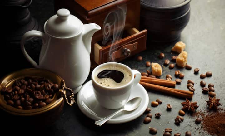 अनेकदा वजन कमी करण्याच्या नादात बरेच लोक रिकाम्या पोटी ब्लॅक कॉफी पिणं पसंद करतात. परंतु ब्लॅक कॉफी, कॉफी किंवा चहा रिकाम्या पिणं टाळलं पाहिजे.