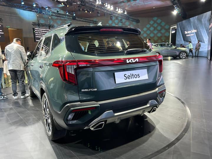 The new Seltos competes in the cutthroat compact SUV space and will obviously rival the Hyundai Creta, Maruti Suzuki Grand Vitara, Toyota Hyryder, Volkswagen Taigun plus the Skoda Kushaq and the MG Astor. We will be driving the Kia Seltos soon so stay tuned for our first drive review. (Image Source: Somnath Chatterjee)