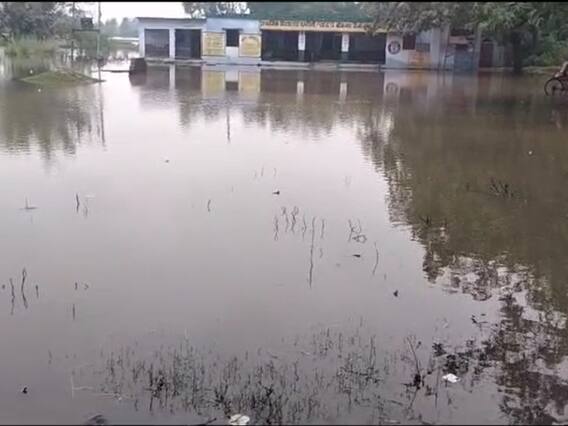 UP: बस्ती में बारिश से जलमग्न हुए सरकारी स्कूल, बच्चों की पढ़ाई पर संकट, अधिकारियों को परवाह नहीं UP: बस्ती में बारिश से जलमग्न हुए सरकारी स्कूल, बच्चों की पढ़ाई पर संकट, अधिकारियों को परवाह नहीं