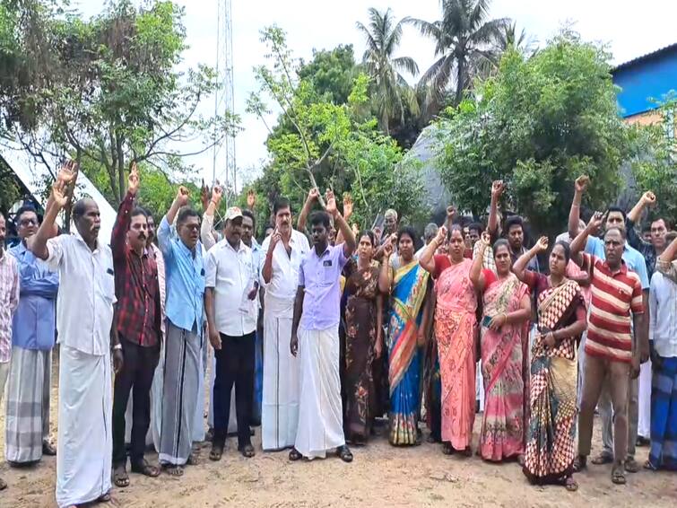 Mayiladuthurai Villagers oppose setting up 5G cell phone tower near Sirkazhi TNN Mayiladuthurai:  ‘வேண்டாம் வேண்டாம் எங்களுக்கு 5ஜி வேண்டாம்’ - சீர்காழி அருகே போராட்டத்தில் குதித்த கிராம மக்கள்