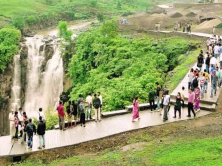 Crowd increased at tourist places of Indore amid drizzling rain, administration imposed Article 144 ANN Indore News: रिमझिम बारिश के बीच पर्यटक स्थलों पर बढ़ी भीड़, इंदौर प्रशासन ने लगाई यह पाबंदी