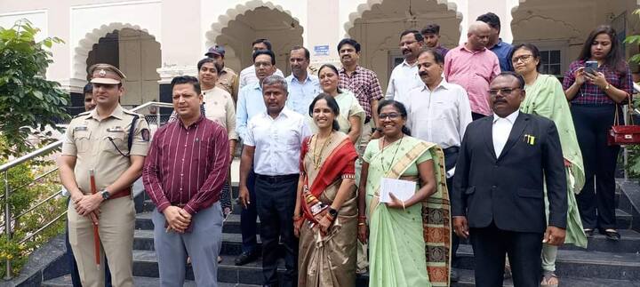 अधिकाऱ्यांचा निरोप समारंभ म्हटलं की, डोळ्यांसमोर जंगी स्वागत करत त्यांना दिल्या जाणाऱ्या निरोपाचे चित्र पाहायला मिळतं. मात्र याउलट चित्र सुनील केंद्रेकर यांच्या निरोपावेळी पाहायला मिळाले.