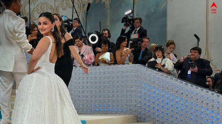 'রকি অউর রানি কি প্রেম কাহানি' ছবিতে অন্যান্য চরিত্রে অভিনয় করেছেন ধর্মেন্দ্র, জয়া বচ্চন, শাবানা আজমির মতো অভিনেতা অভিনেত্রীরা।