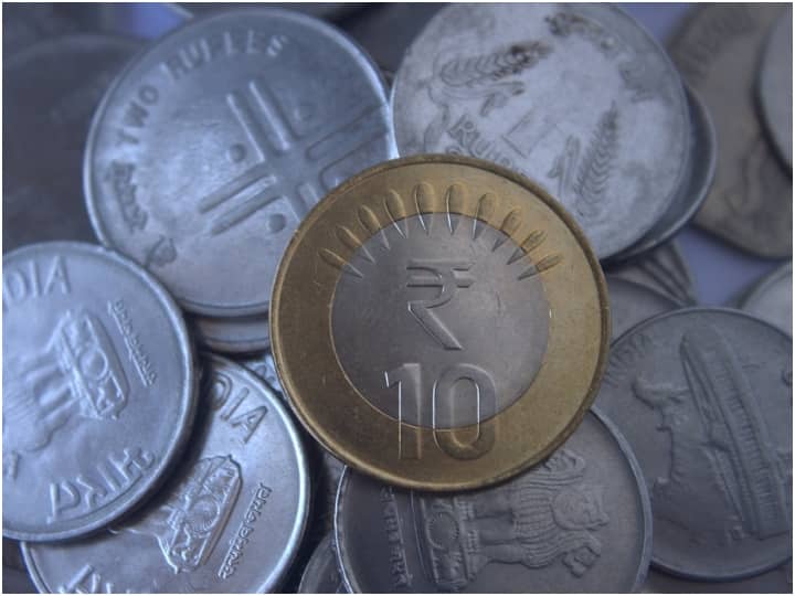 10 Rupees Coin: आपने देखा है कि 10 रुपये के सिक्के में एक पीले रंग का मैटेरियल भी होता है, जिसे लेकर कई तरह की कहानियां है. तो जानते हैं वो 10 रुपये के सिक्के की कहानी है?