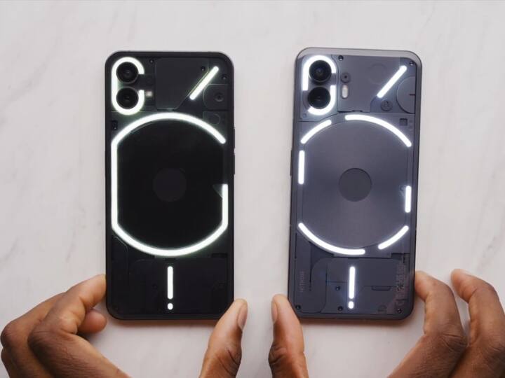 ये तस्वीरें टिपस्टर अभिषेक यादव के द्वारा शेयर की गई हैं. नथिंग फोन 2 में कंपनी ने बैक LED लाइट को अलग तरीके से  प्लेस किया है. इस बार इसमें कुछ गैपिंग देखने को मिलती है.