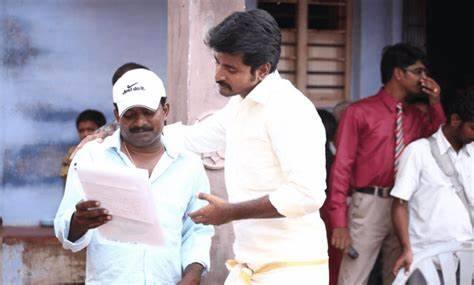 வருத்தப்படாத வாலிபர் சங்கம் படத்தை இயக்கிய பொன்ராமுக்கு சிவகார்த்திகேயன் பட வெற்றிக்கு பிறகு கார் வழங்கி அவர் அன்பையும் மகிழ்ச்சியையும் வெளிப்படுத்தினார்.