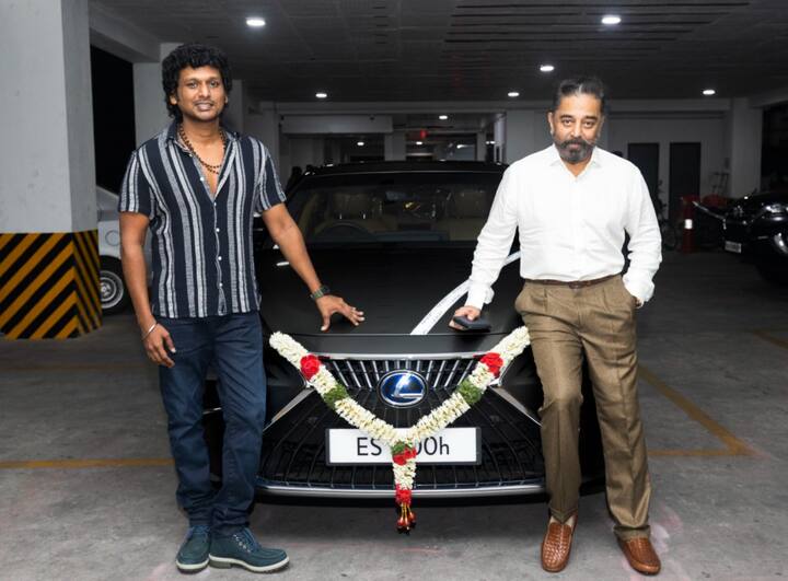 விக்ரம் படத்தை இயக்கிய லோகேஷ் கனகராஜுக்கு நடிகர் கமல்ஹாசன் கார் வழங்கினார்.