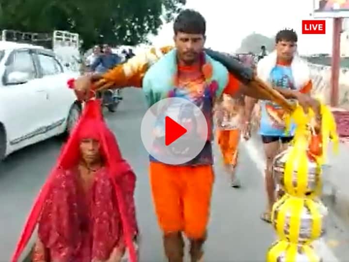 Haridwar Kanwar Yatra 2023 Son going home with mother and Ganga Jal on his shoulder in Kanwar Watch: कलयुग का श्रवण कुमार! मां को कांवड़ में बैठाकर भगवान शिव के दर लेकर चल पड़ा बेटा
