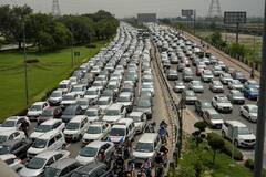 Delhi Traffic Jam : दिल्लीत प्रचंड वाहतूक कोंडी, वाहनांच्या लांबच लांब रांगा, काय आहे कारण?