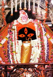 মন্দিরে সিঁদুর-আলতা দিয়ে পুজো দেওয়ার পর মন্দির থেকে বেরিয়ে যখন এয়ো স্ত্রীদের মাথায় সিঁদুর দিয়ে দিচ্ছেন, পাশে দাঁড়ানো এক অপরিচিত কালো মেয়ের কপালেও সিঁদুরের ফোঁটা এঁকে দিলেন।