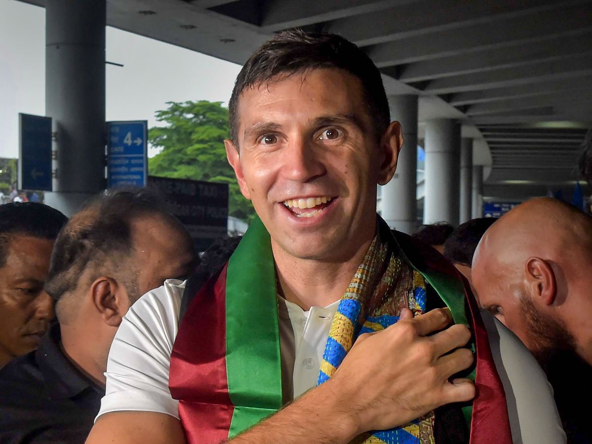 El arquero argentino ganador de la Copa del Mundo, Emiliano Martínez, aterriza en Calcuta.