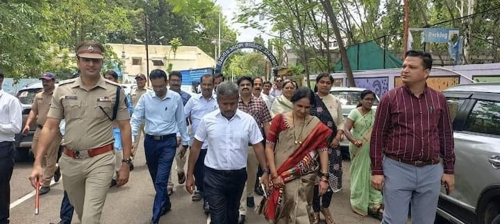 दरम्यान, यावेळी त्यांनी कुठल्याही शासकीय गाडीचा वापर न करता साधेपणाने आपल्या पत्नीसह पायी जात विभागीय आयुक्त ते शासकीय निवास्थान गाठले. यावेळी त्यांच्यासोबत तीन आयपीएस अधिकारी आणि ग्रामीणचे पोलीस अधीक्षक यांनी देखील पायी प्रवास केला.