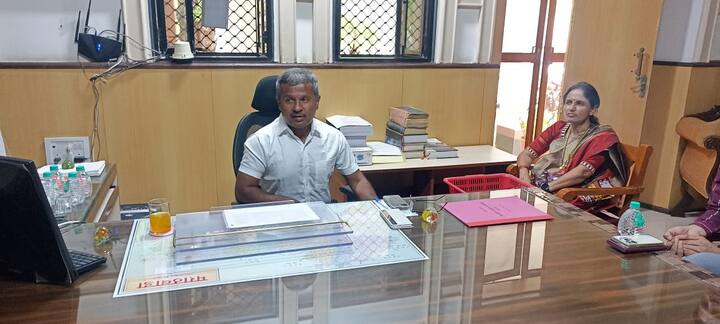 विशेष म्हणजे, केंद्रेकरांच्या पत्नी 34 वर्षात पहिल्यांदाच कार्यालयात सोबत आल्या. यापूर्वी त्या कधीही विभागीय आयुक्तालयात आल्या नव्हत्या.