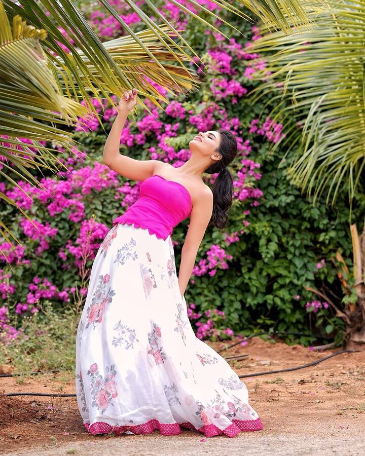 జబర్దస్త్ వర్ష లేటెస్ట్ ఫోటోలను ఇక్కడ చూడండి.