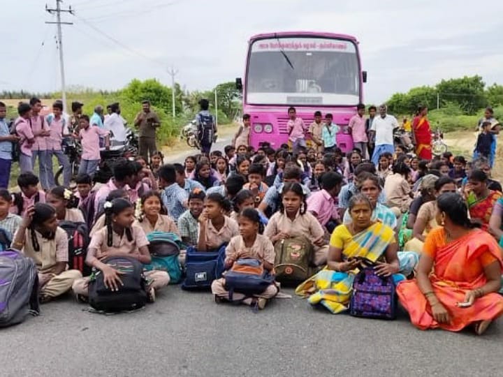 Karur: குளித்தலை சிவாயம் நெடுஞ்சாலையில் போதிய பேருந்து வசதி இல்லை - பள்ளி மாணவ,மாணவிகள்  சாலை மறியல்