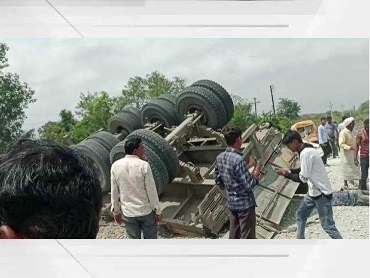 Mumbai Agra highway Accident near Palasner village Container rammed into a hotel due to brake failure मुंबई आग्रा महामार्गावर पळासनेर गावाजवळ भीषण अपघात; 12 जणांचा चिरडून मृत्यू