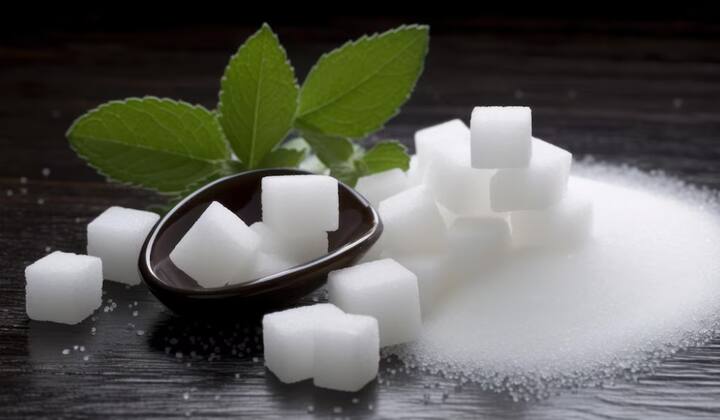 धूप ना लगने के कारण कपड़ों से बदबू आती है, तो आप अपने कपड़े को धोकर जब अलमारी में रखें तो कपड़ों के बीच में कपूर डाल दें. इससे भी आपको गंध से छुटकारा मिल सकता है.इसमें एंटी फंगल गुण होता है जो आपको इंफेक्शन से भी बचा सकता है.