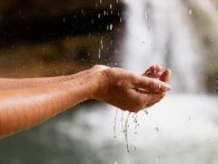 Rain Water: क्या बारिश का पानी सेहत के लिए फायदेमंद होता है? क्या आपको इसे पीना चाहिए?